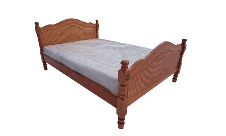 Кровать Лама с резьбой из массива березы